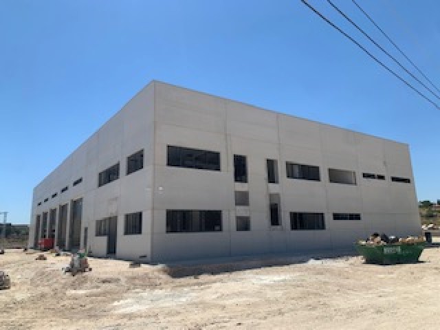 Ultimando instalaciones en edificio para oficinas en Alicante